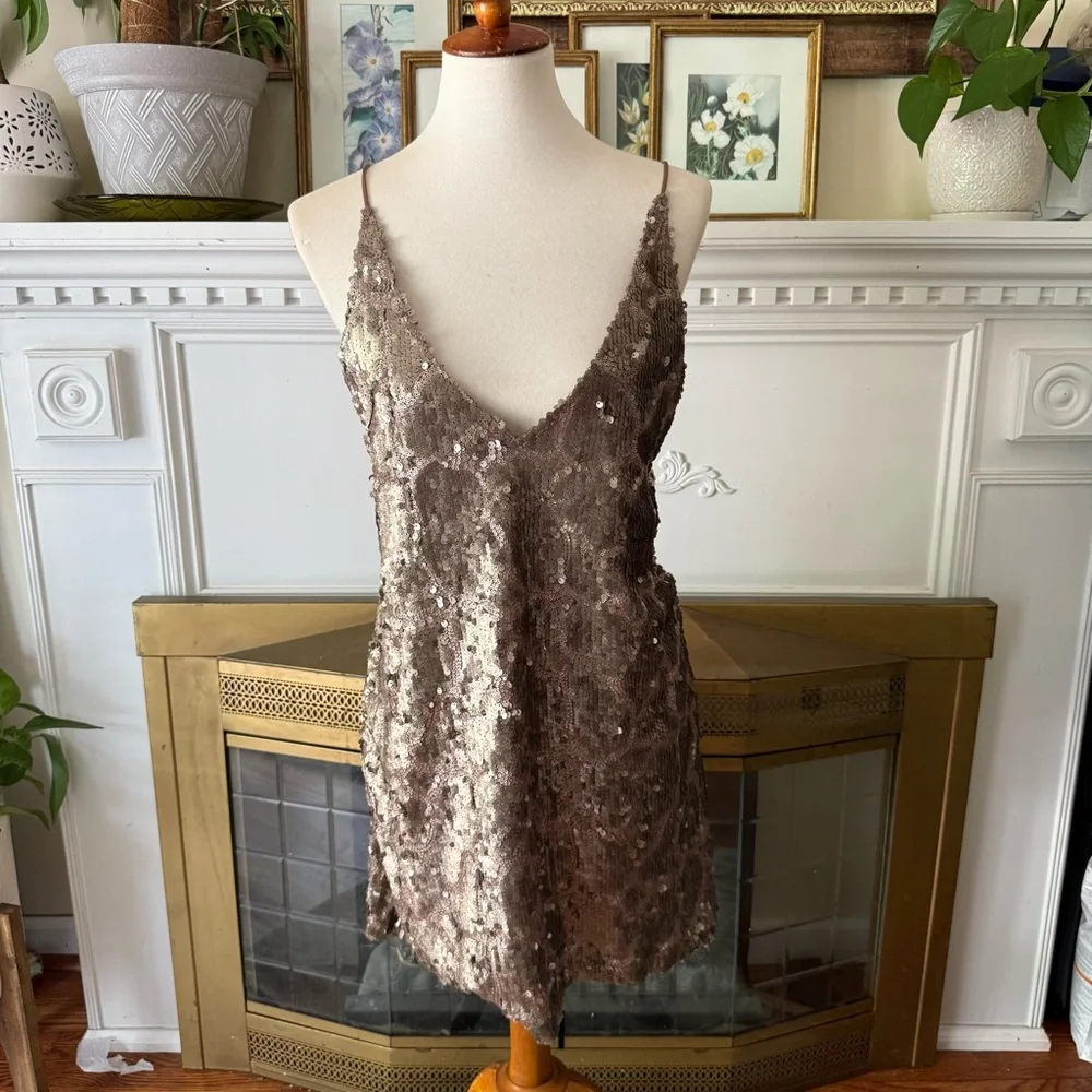 NWT UA Motel purpura dress in sequin antique gold - Picture 3 of 8
